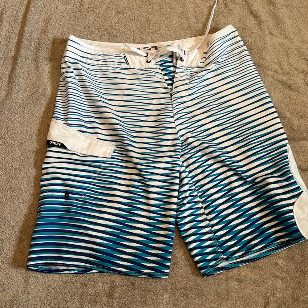 Men’s Oakley board short.